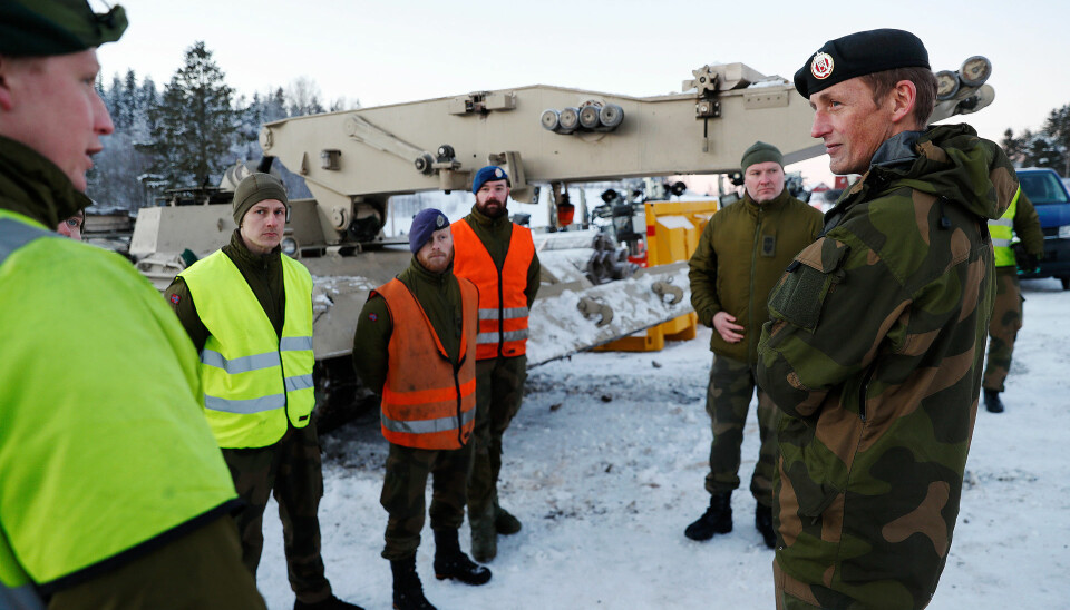 BROLEGGERE: Forsvarssjef Eirik Kristoffersen besøker soldater som deltar i forskjellige oppdrag etter raset på Gjerdrum. Her med ingeniørsoldater fra Brigade Nord.