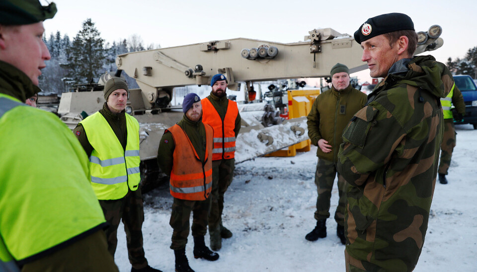 BROLEGGERE: Forsvarssjef Eirik Kristoffersen besøker soldater som deltar i forskjellige oppdrag etter raset på Gjerdrum. Her med ingeniørsoldater fra Brigade Nord.