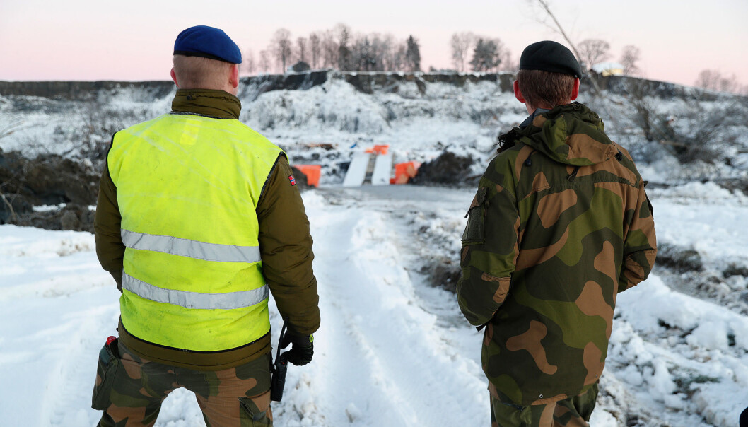 KATASTROFEOMRÅDE: Forsvarssjefen skuer inn over rasområdet, hvor soldater fra Ingeniørbataljonen har lagt en Leguan-bro og markforsterkningsutstyr nede i raset på Gjerdrum. KATASTROFEOMRÅDE: Forsvarssjefen skuer inn over rasområdet, hvor soldater fra Ingeniørbataljonen har lagt en Leguan-bro og markforsterkningsutstyr nede i raset på Gjerdrum.