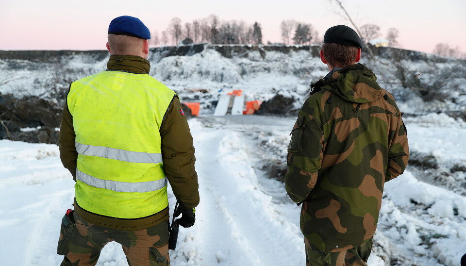 KATASTROFEOMRÅDE: Forsvarssjefen skuer inn over rasområdet, hvor soldater fra Ingeniørbataljonen har lagt en Leguan-bro og markforsterkningsutstyr nede i raset på Gjerdrum.