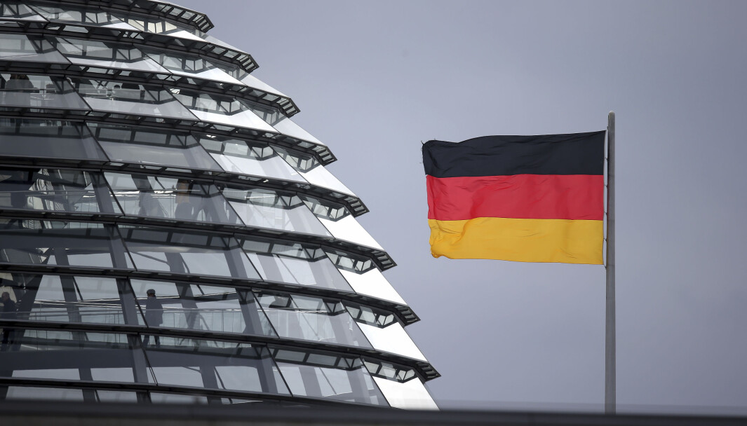 Et tysk flagg vaier i vinden nær domen i Reichtag-bygningen i Berlin, der nasjonalforsamlingen Bundestag møtes. Et tysk flagg vaier i vinden nær domen i Reichtag-bygningen i Berlin, der nasjonalforsamlingen Bundestag møtes.
