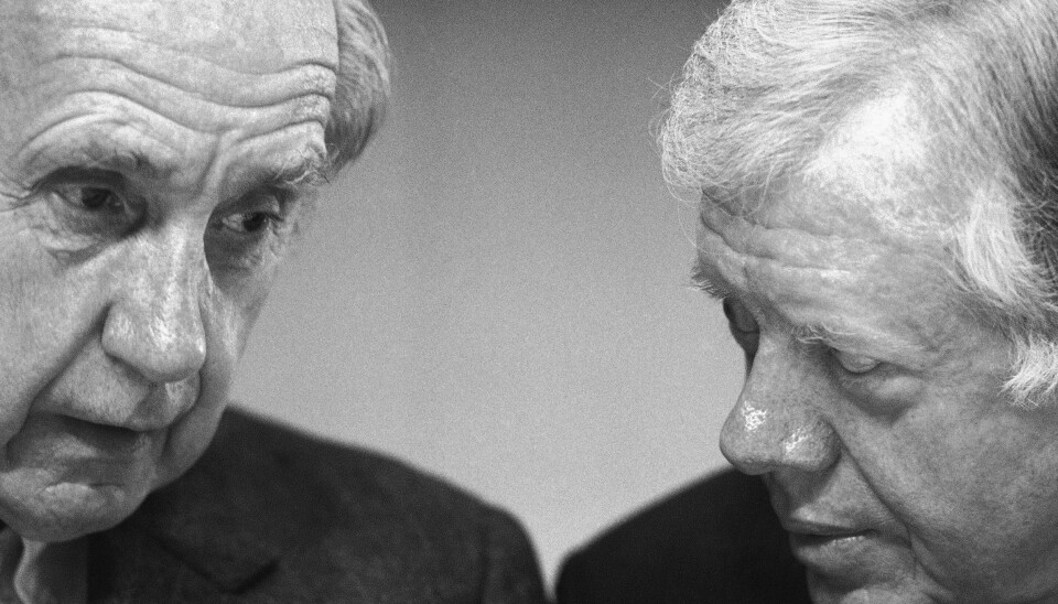 Sir Brian Urquhart (til venstre), her sammen med USAs tidligere president Jimmy Carter 17. november 1987, er død, 101 år gammel.