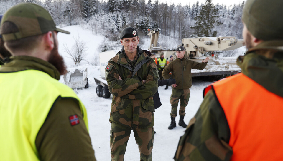 Forsvarssjef General Eirik Kristoffersen besøker soldater som deltar i forskjellige oppdrag etter raset på Gjerdrum, her med ingeniør soldater fra Brigade Nord.