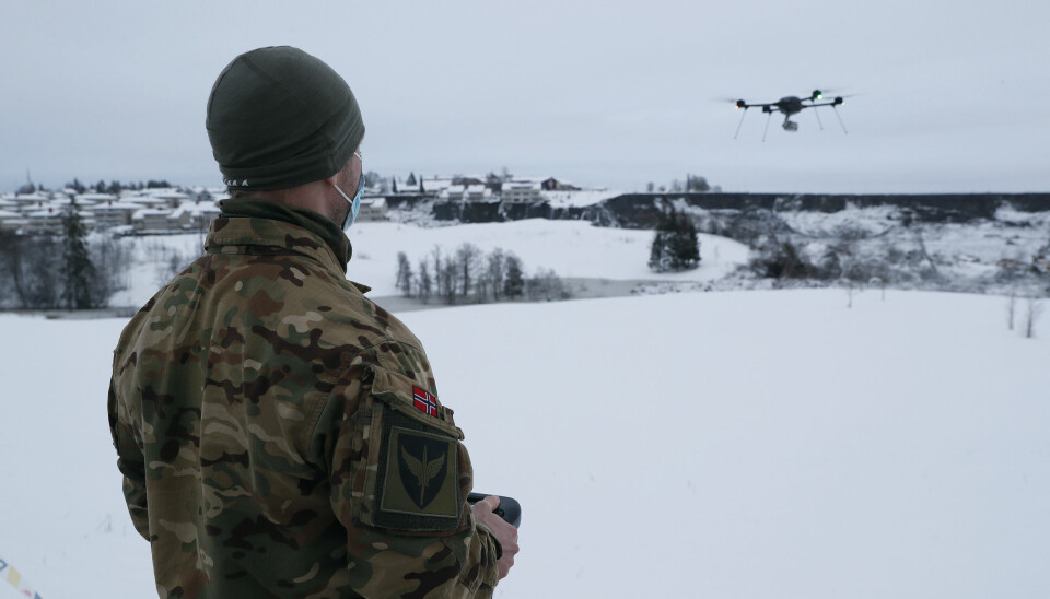 Fra Gjerdrum hvor Forsvaret har støttet søk- og redningsmannskaper i forbindelse med jordraset. En operatør fra Forsvarets spesialkommando operer en drone under søket.