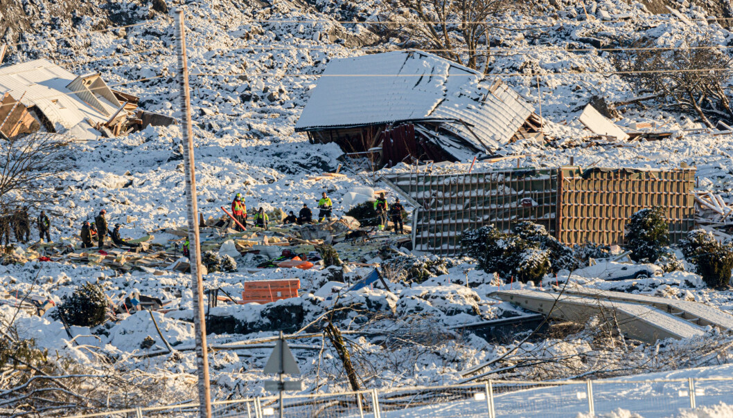 Forsvaret og Sivilforsvaret har bidratt etter at et leirskred tok med seg flere hus og førte til store ødeleggelser på Ask 30. desember 2020. Forsvaret og Sivilforsvaret har bidratt etter at et leirskred tok med seg flere hus og førte til store ødeleggelser på Ask 30. desember 2020.