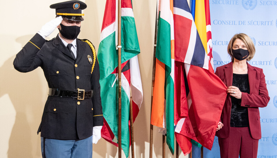 Norges FN-ambassadør Mona Juul skal representere Norge i Sikkerhetsrådet. Her deltar hun på en flaggheising i rådet i New York i forbindelse med at Norge tok plass i FNs sikkerhetsråd.