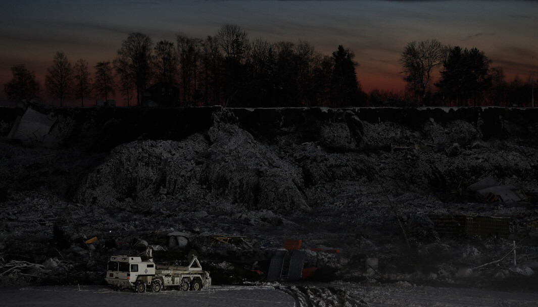 Fredag kveld 1. januar la Ingeniørbataljonen broen inn i rasomådet. Fredag kveld 1. januar la Ingeniørbataljonen broen inn i rasomådet.