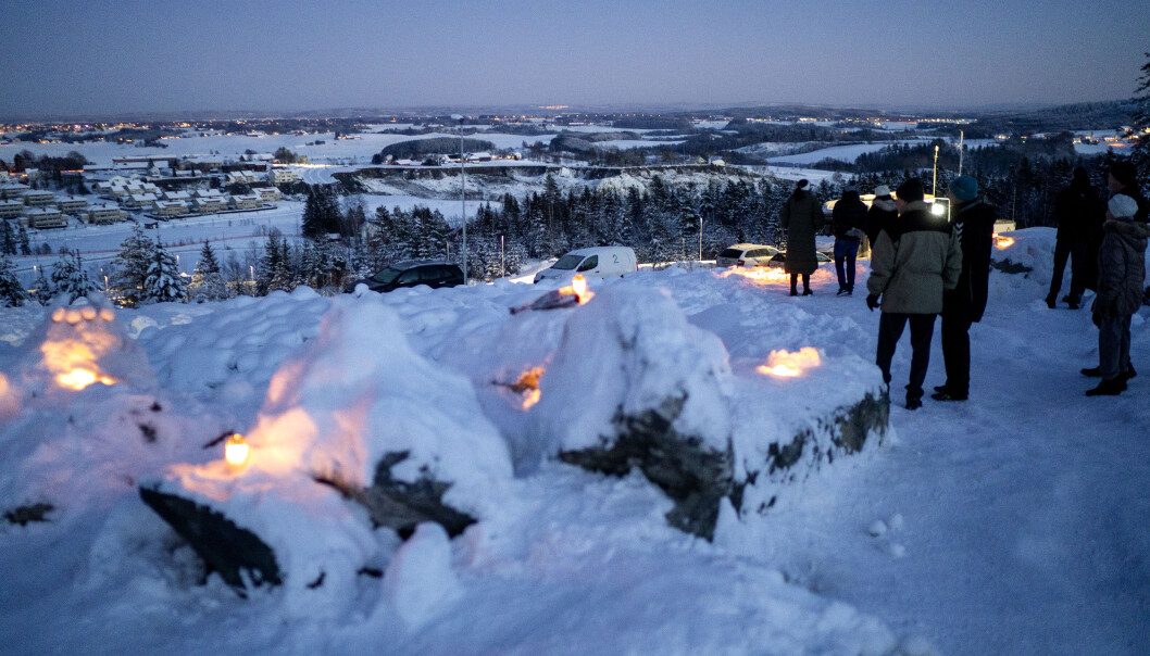 På en høyde med utsikt til rasområdet på Ask i Gjerdrum kommer folk og tenner lys og ser på det enorme området som er omfattet av jordskredet. På en høyde med utsikt til rasområdet på Ask i Gjerdrum kommer folk og tenner lys og ser på det enorme området som er omfattet av jordskredet.