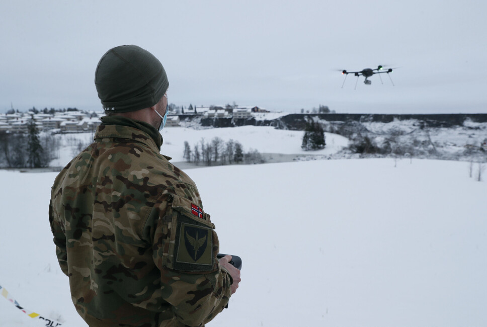 DRONE: Forsvaret må være varsomme med bruk av droner, mener Nasjonal sikkerhetsmyndighet. Her ser vi at Forsvarets spesialstyrker bruker droner i forbindelse med skredulykken på Ask i Gjerdrum kommune.