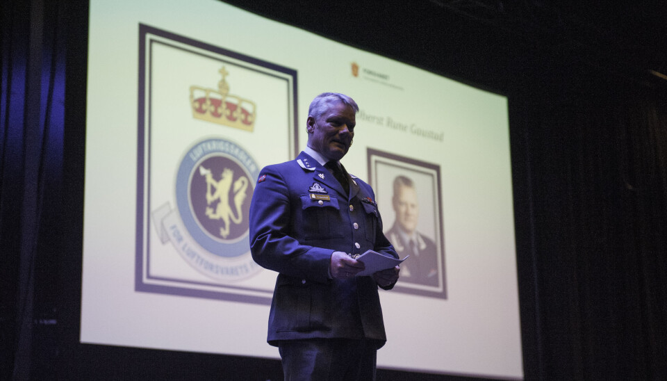 Rune Gaustad holder tale ved en veteranmarkering i Trondheim.