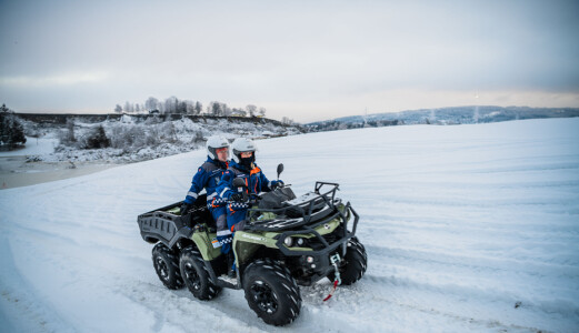 Sivilforsvaret betjener en vannpumpe ved rasområdet. Sivilforsvaret betjener en vannpumpe ved rasområdet.