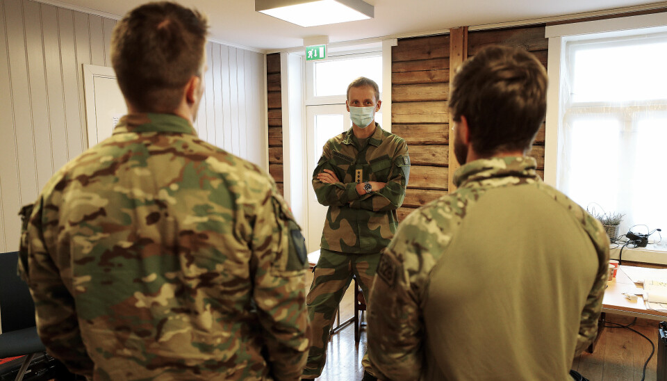 Forsvarssjef Eirik Kristoffersen besøkte personell som rykket ut til skredet i Gjerdrum kommune.