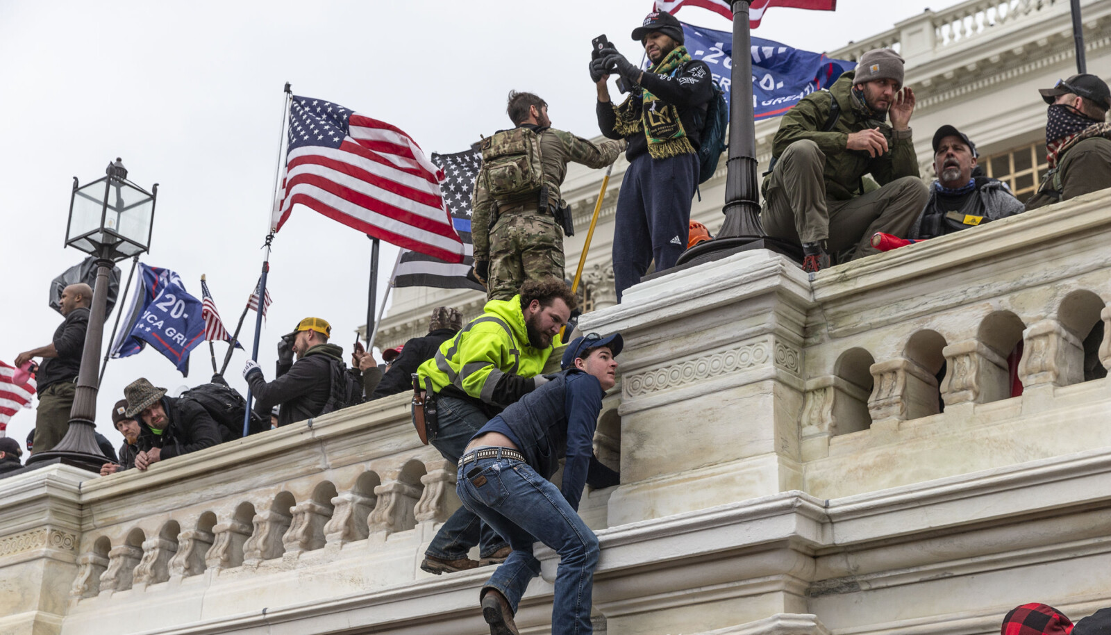 Pro-Trump-demonstranter klatret opp på Capitol hvor Kongressen holder til. Pro-Trump-demonstranter klatret opp på Capitol hvor Kongressen holder til.