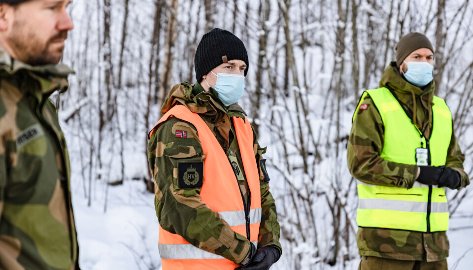 HV-soldater passer på skredområdet.
