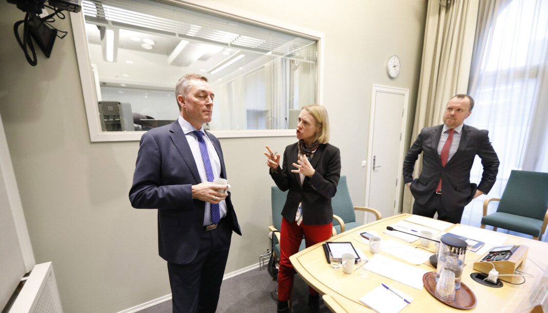 Forsvarsminister Frank Bakke-Jensen (H)(tv) i diskusjon med leder av Utenriks- og forsvarskomiteen Anniken Huitfeldt (Ap) og komitésekretær Rune Skjerve. Bildet er fra en høring om Andøya i 2018. Forsvarsminister Frank Bakke-Jensen (H)(tv) i diskusjon med leder av Utenriks- og forsvarskomiteen Anniken Huitfeldt (Ap) og komitésekretær Rune Skjerve. Bildet er fra en høring om Andøya i 2018.