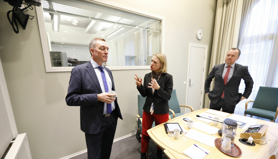 Forsvarsminister Frank Bakke-Jensen (H)(tv) i diskusjon med leder av Utenriks- og forsvarskomiteen Anniken Huitfeldt (Ap) og komitésekretær Rune Skjerve. Bildet er fra en høring om Andøya i 2018.