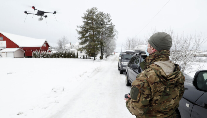 En operatør fra FSK med en drone på Gjerdrum. En operatør fra FSK med en drone på Gjerdrum.