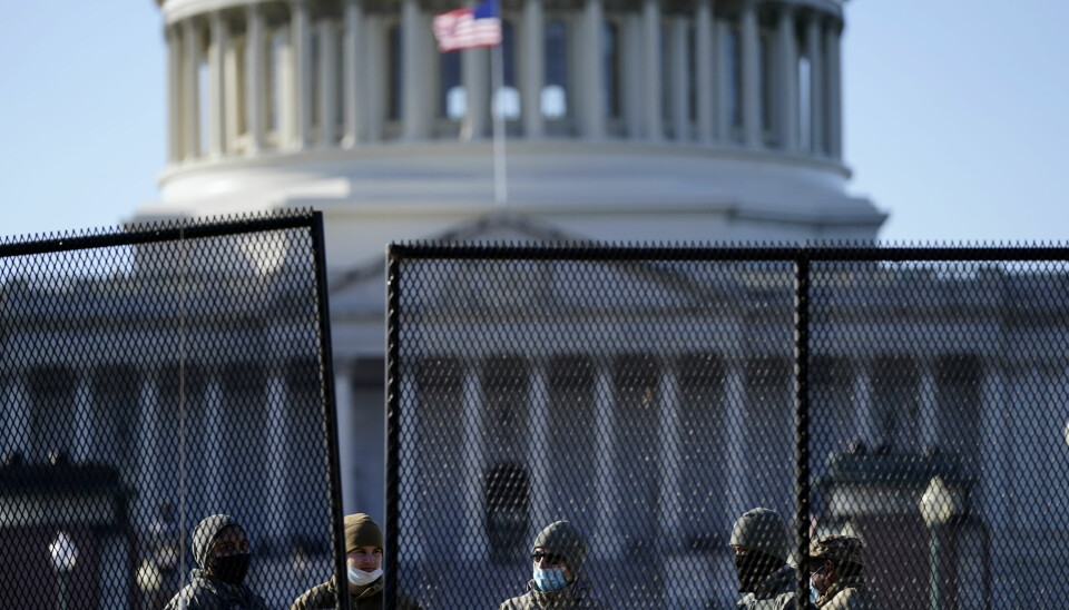 Soldater i Nasjonalgarden står vakt utenfor kongressbygningen torsdag.