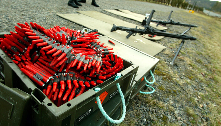 MG-skyting med rødplast. På sikt kan denne typen øvingsammunisjon bli byttet ut med «elektroniske skudd». E-blanks skal foreløpig bare testes med HK416. MG-skyting med rødplast. På sikt kan denne typen øvingsammunisjon bli byttet ut med «elektroniske skudd». E-blanks skal foreløpig bare testes med HK416.