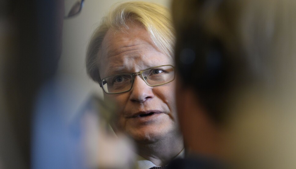 Er det bare for Sveriges forsvarsminister Peter Hultqvist å ringe Natos generalsekretær Jens Stoltenberg hvis Sverige blir så truet at landet ønsker medlemskap?