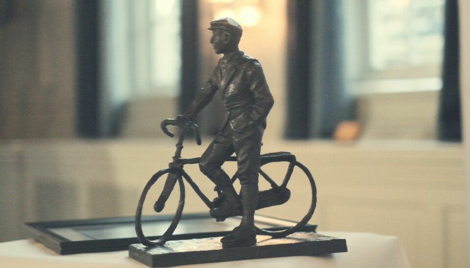 Prisvinneren får en kopi av «Mannen på sykkelen», statuen av Gunnar Sønsteby signert av billedkunstneren Per Ung.