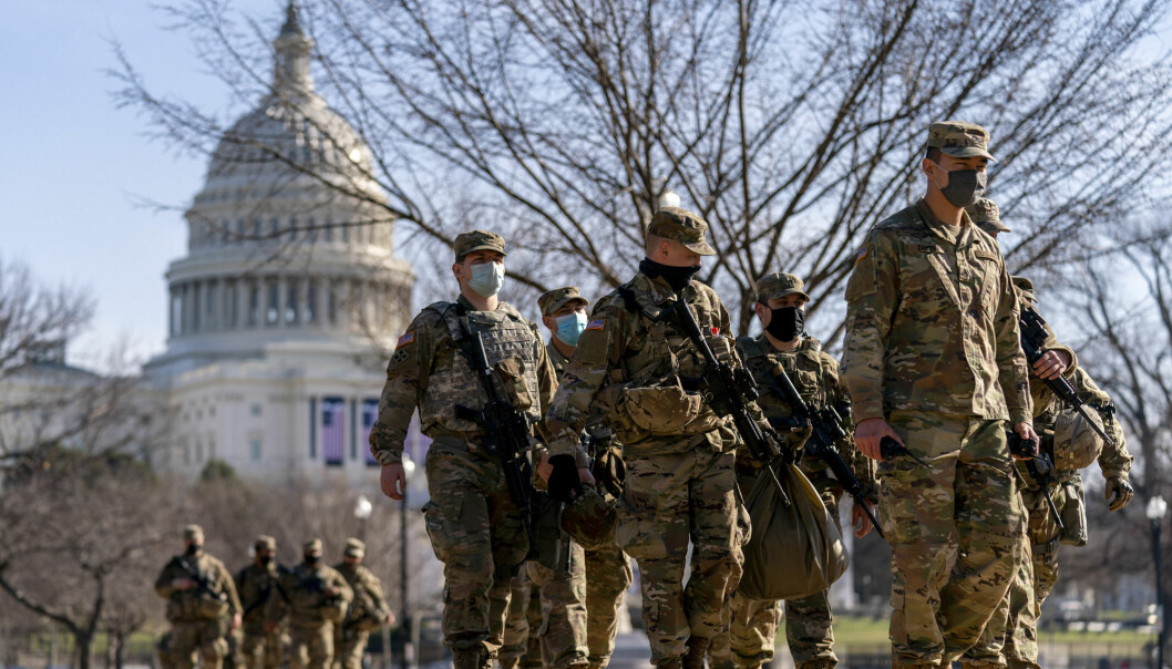 MILITÆRE: Nasjonalgarden holder vakt utenfor Kongressen i Washington D.C. etter stormingen av kongressbygningen forrige uke. Flere folk med bakgrunn fra politiet og militæret deltok i stormingen.