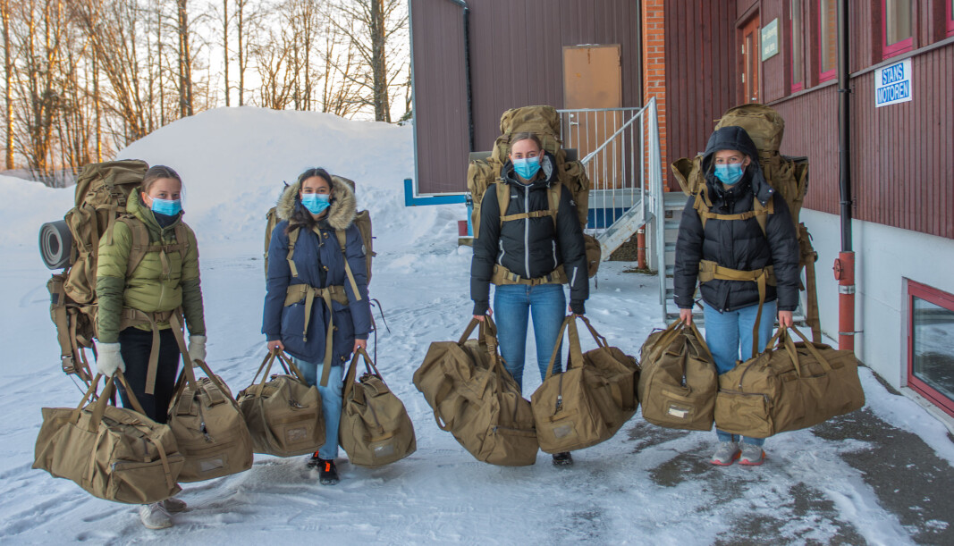 Rekrutter som har hentet ut personlig bekledning og utrustning (PBU) på depot. Rekrutter som har hentet ut personlig bekledning og utrustning (PBU) på depot.