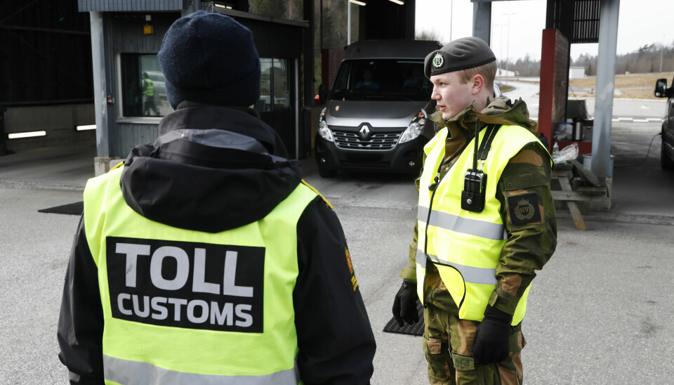 KONTROLL: Soldater fra Heimevernet har støttet Politiet med grensekontroll. Anniken Huitfeldt mener forslaget som kan åpne for et portforbud der Forsvarets ressurser kan bli brukt, er svært kritikkverdig.