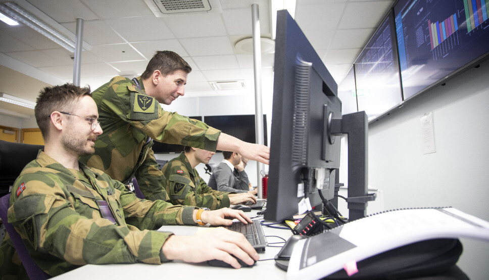 CYBER: Utydelige skiller mellom krig og fred er en utfordring, skriver FFI. Det skyldes blant annet at krigføring foregår på andre arenaer enn tidligere. På bildet ser du ansatte ved Cybersikkerhetssenteret på Jørstadmoen.