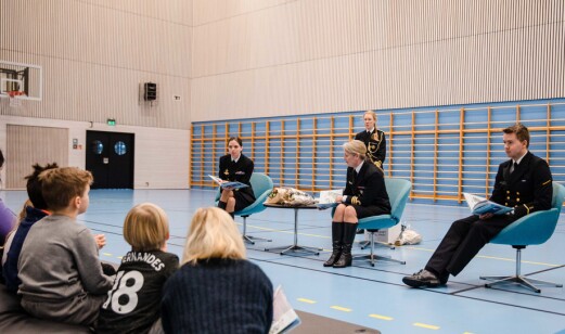 Fra venstre: Marineprest Turid Astrid Reksten, illustratør Kristin Arntzen Andersen og tekstforfatter Martin Krogh lanserte barneboken mandag på Haakonsvern. Fra venstre: Marineprest Turid Astrid Reksten, illustratør Kristin Arntzen Andersen og tekstforfatter Martin Krogh lanserte barneboken mandag på Haakonsvern.