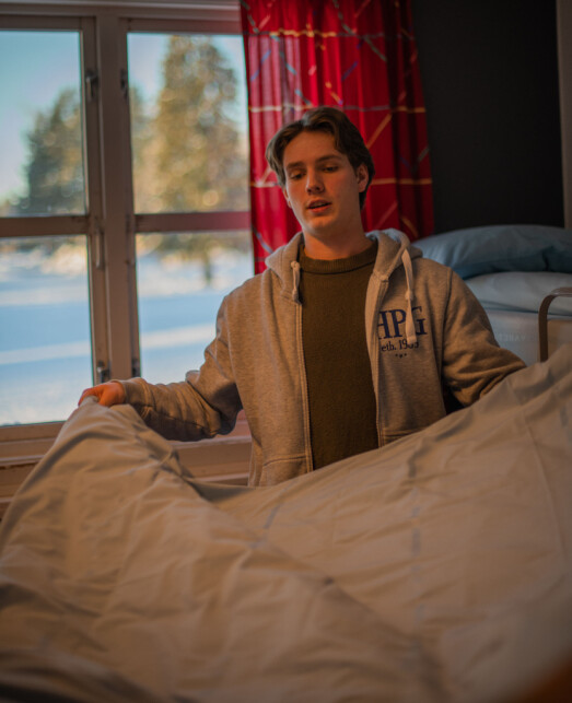 Theodor Svendsen (19) gjør sengestrekk på kaserna.