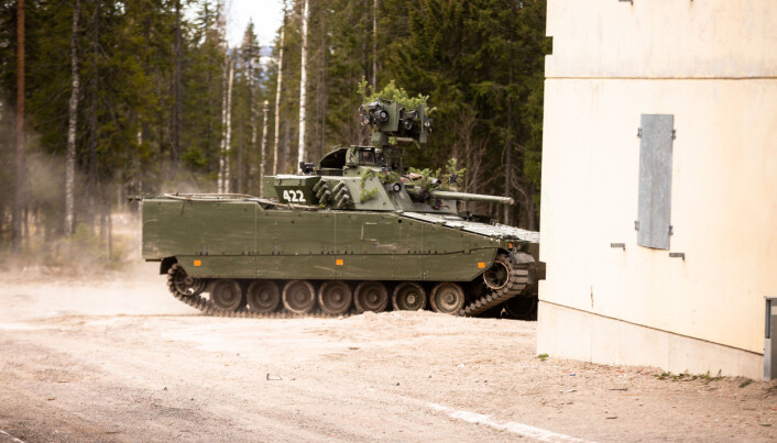 Hæren øver på strid i bebygd område med CV90 på Rena. Hæren øver på strid i bebygd område med CV90 på Rena.