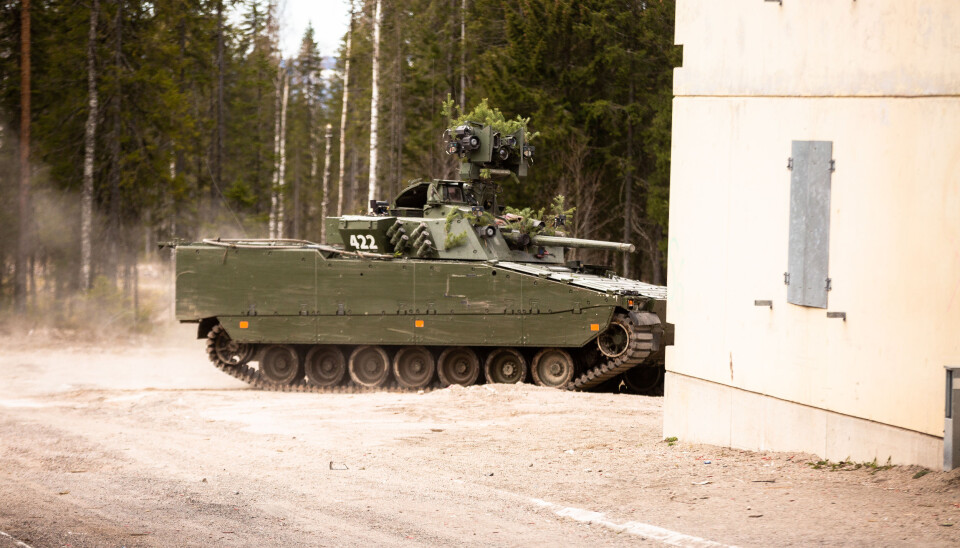 Hæren øver på strid i bebygd område med CV90 på Rena.