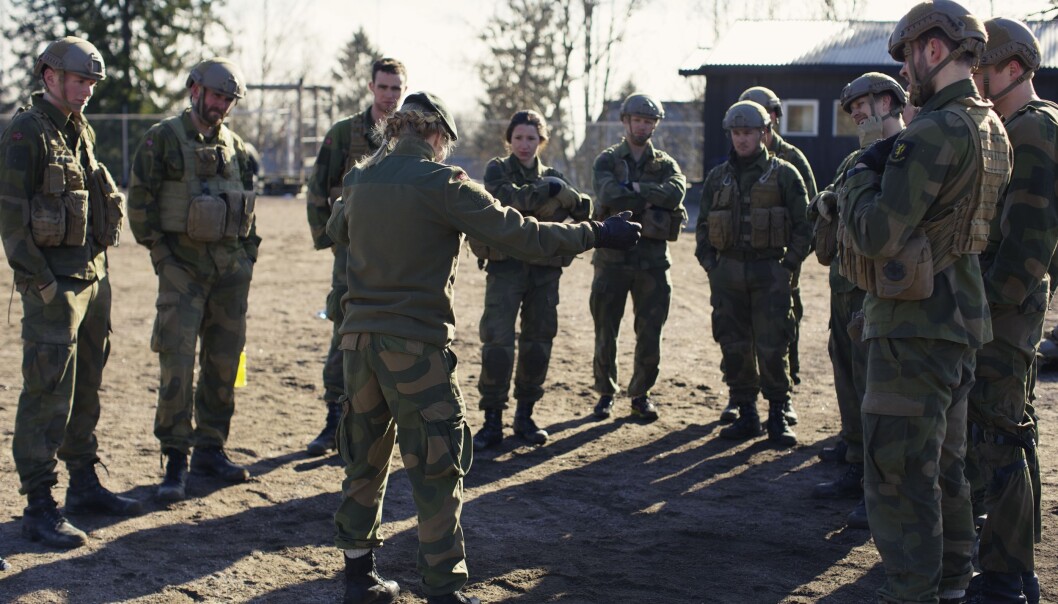 Uten en overhengende karriereplan å vise til risikerer Forsvaret at personellet slutter fremfor å gjøre karriere, skriver innleggforfatterne. Her ser vi kadetter ved Krigsskolen på Linderud. Uten en overhengende karriereplan å vise til risikerer Forsvaret at personellet slutter fremfor å gjøre karriere, skriver innleggforfatterne. Her ser vi kadetter ved Krigsskolen på Linderud.