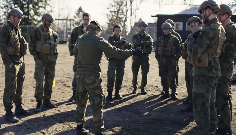 Uten en overhengende karriereplan å vise til risikerer Forsvaret at personellet slutter fremfor å gjøre karriere, skriver innleggforfatterne. Her ser vi kadetter ved Krigsskolen på Linderud.