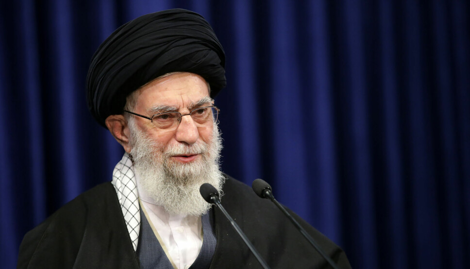 TYDELIGE KRAV: Khamenei krever at sanksjonene fra USA må avvikles. Bildet viser Khamenei fra en tale tidligere i år