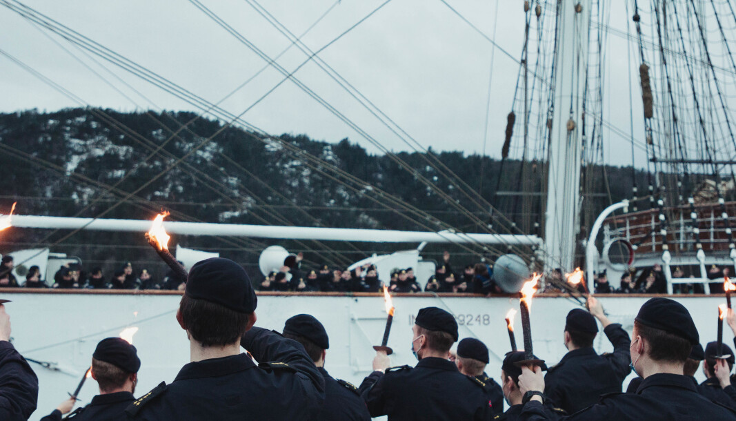 Kadetter ved Sjøkrigsskolen synger sjømannsviser mens Statsraad Lehmkuhl seiler ut fra Haakonsvern fredag. Kadetter ved Sjøkrigsskolen synger sjømannsviser mens Statsraad Lehmkuhl seiler ut fra Haakonsvern fredag.