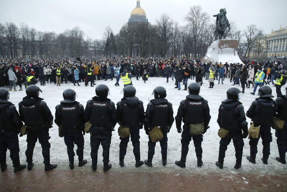 POLITI: Politiet står vakt under en protest mot fengslingen av opposisjonslederen Aleksej Navalnyj i St. Petersburg, Russland, 23. januar 2021. Russisk politi arresterer demonstranter som krever løslatelse av den øverste russiske opposisjonslederen ved demonstrasjoner øst i landet.