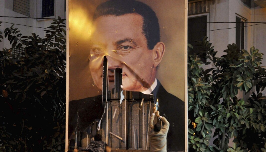 2o dager etter massedemonstrasjonen i 2011 på Tahir-plassen i Kairo, gikk Hosni Mubarak av som president. 2o dager etter massedemonstrasjonen i 2011 på Tahir-plassen i Kairo, gikk Hosni Mubarak av som president.