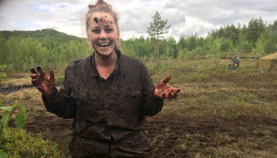Forsker Nina Hellum er ikke redd for å bli skitten på hendene når hun gjør feltarbeid.