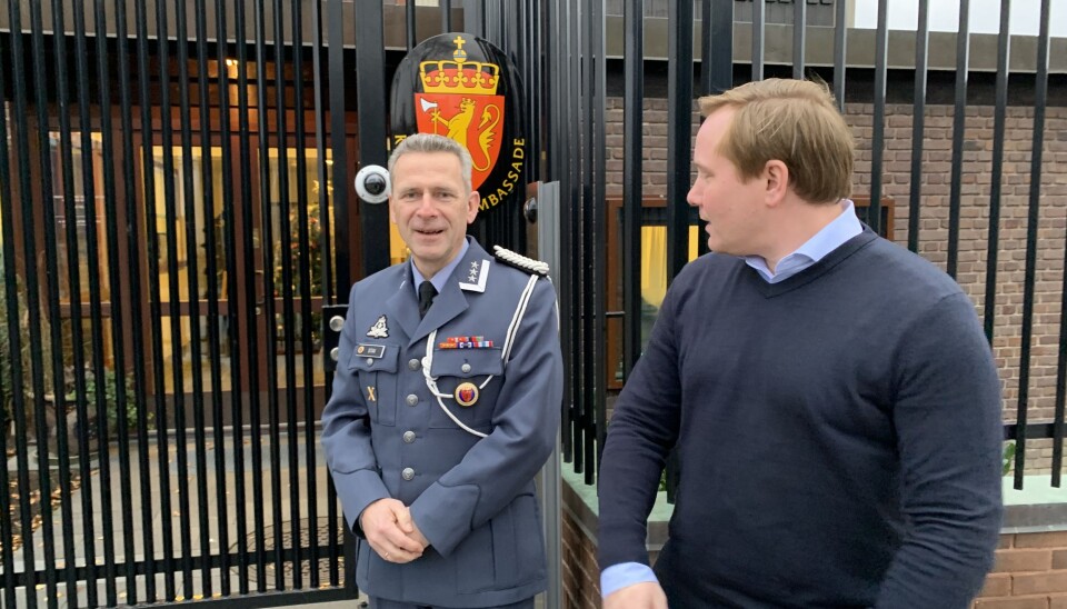 Forsvarsattaché Bjørn Stai og hans assistent Christoffer Killi har kontorer i den norske ambassaden i Stockholm.
