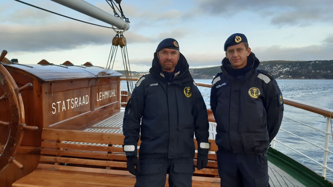 Skipssjef Kato Kvitne og kadett Haakon Nerland i rolige forhold i Oslofjorden etter en røff helg på sjøen. Skipssjef Kato Kvitne og kadett Haakon Nerland i rolige forhold i Oslofjorden etter en røff helg på sjøen.
