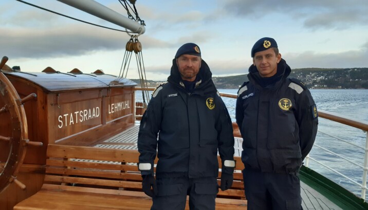 Skipssjef Kato Kvitne og kadett Haakon Nerland i rolige forhold i Oslofjorden etter en røff helg på sjøen.