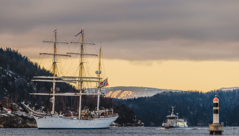 Statsraad Lehmkuhl avbildet i Oslofjorden i forbindelse med skoleseilasen for kadettene ved Sjøkrigsskolen som pågår nå.