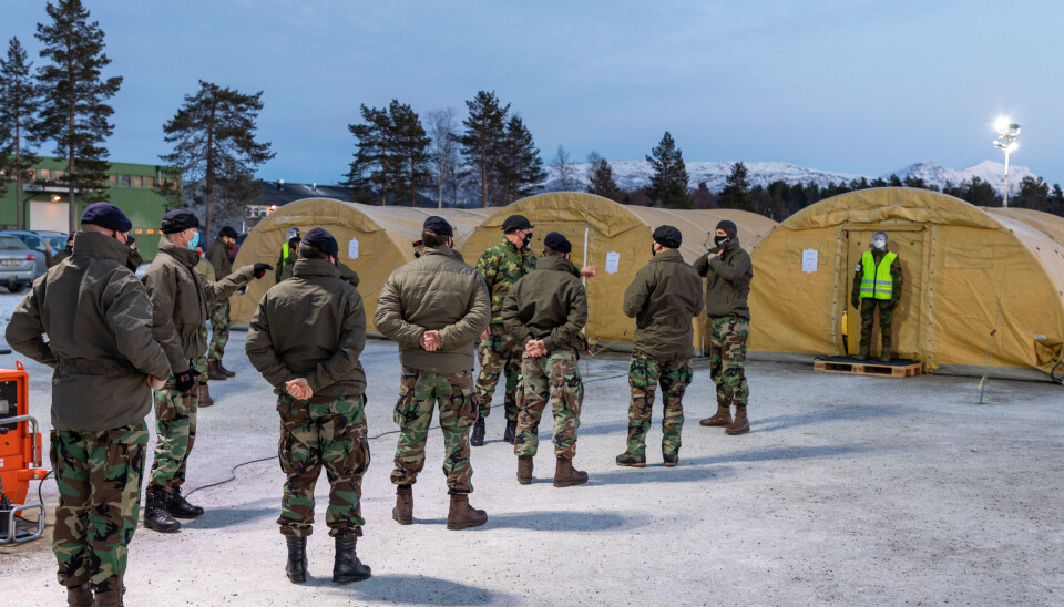 Nederlansk personell i kø for å bli testet på Bardufoss 13. januar.