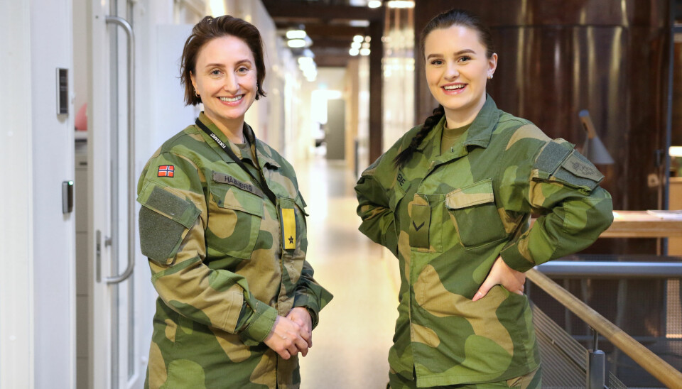 Sjef Forsvarets personell- og vernepliktssenter brigader Gunn Elisabeth Håbjørg og visekorporal og lærling Erica Eide (19).