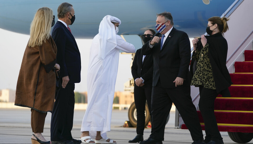 Her ser vi nylig avgåtte utenriksminister i USA, Mike Pompeo på flyplassen i hovedstaden Abu Dhabi.