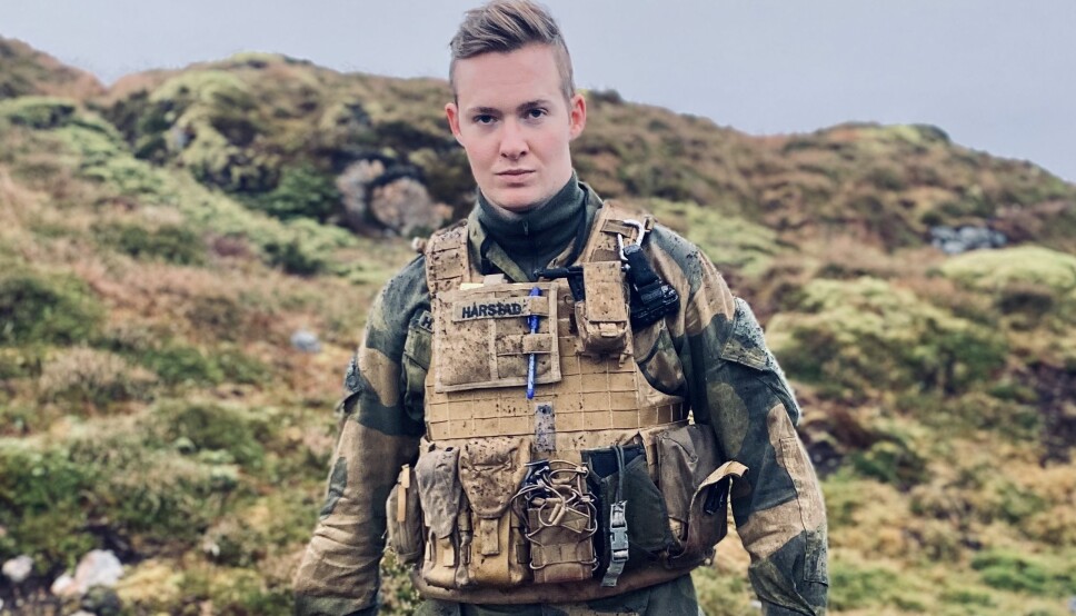 Isak Hårstad står bak den populære Instagram-kontoen Mellomjakka.