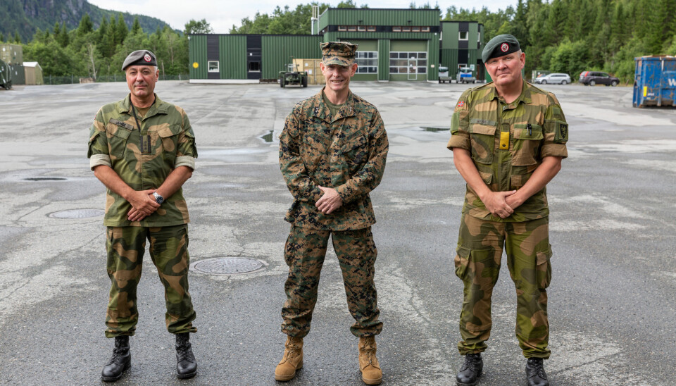 PÅ JOBB: På bildet ser du meg til høyre, generalmajor Stephen Neary (tidligere sjef MARFOREURAF) og til venstre oberst Jens Junge som er sjef HV-12, sier brigader Håkon Warø.