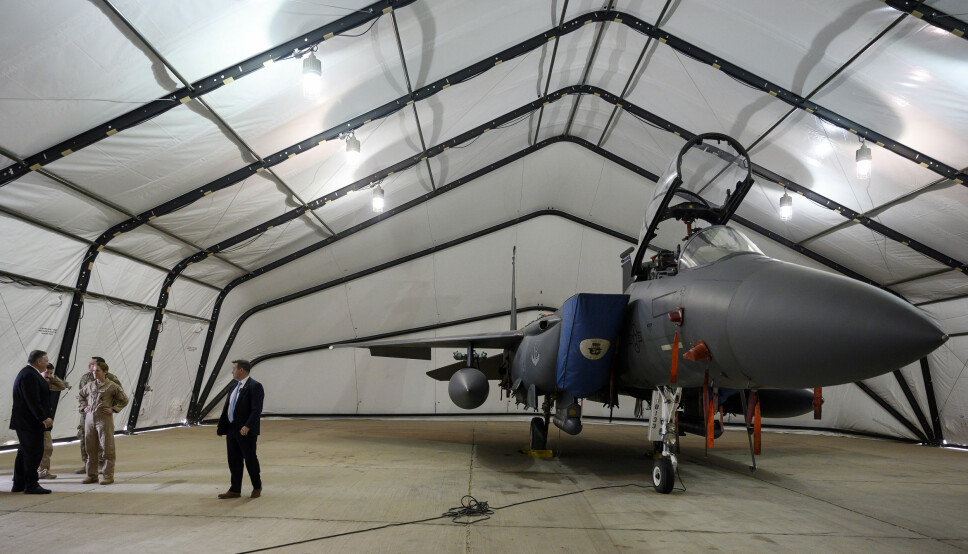 Tidligere utenriksminister i USA Mike Pompeo ser på et F-15E Strike Eagle kampfly under et besøk på prince Sultan-basen i Al-Kharj i Saudi-Arabia i februar i fjor.